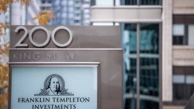 Franklin Templeton seeks SEC approval for a Solana ETF involving staking